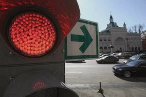«Поворот на красный» разрешен (поворачивать красный, запрещающий сигнал, зеленые стрелки, поворачивать можно) «Поворот на красный» разрешен
